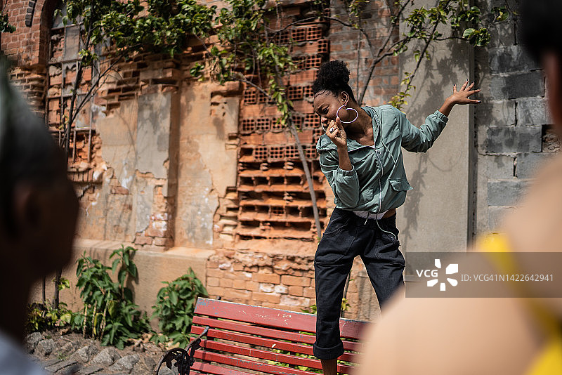 年轻女子在街头为朋友唱歌图片素材