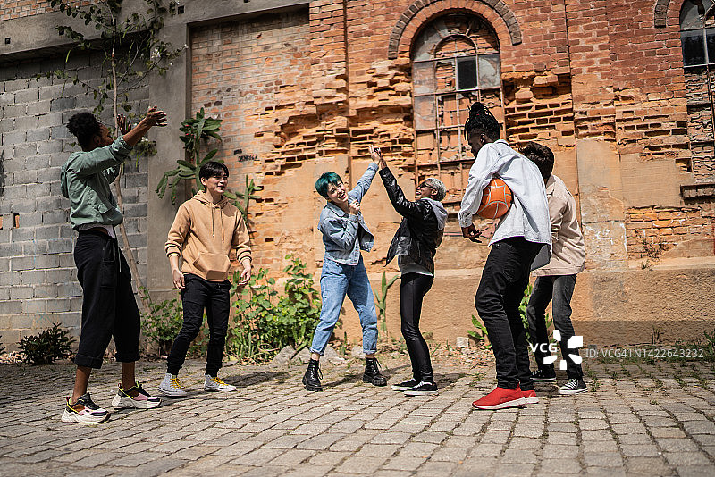 朋友们在街上唱歌图片素材