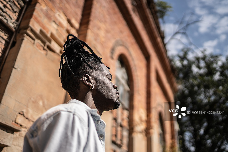 年轻男人在户外闭目呼吸图片素材