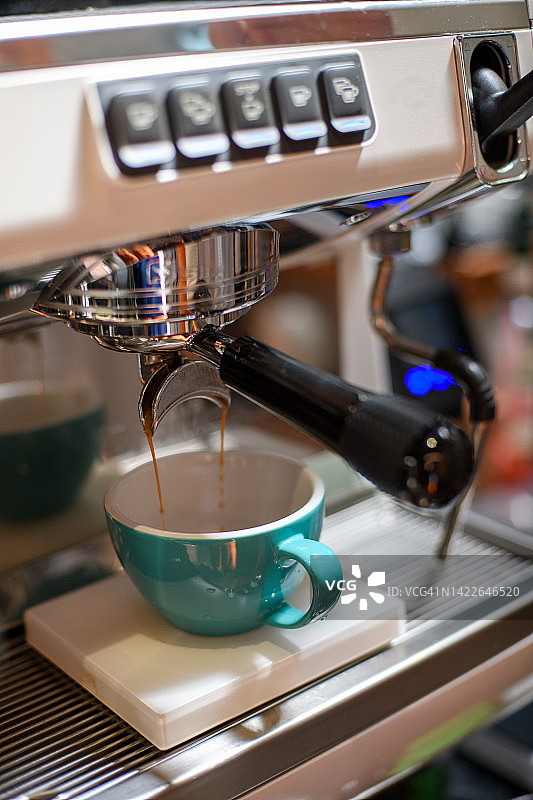 制作新鲜的浓缩咖啡饮品图片素材