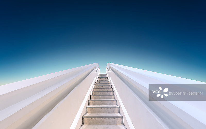 通往天空的白色楼梯图片素材