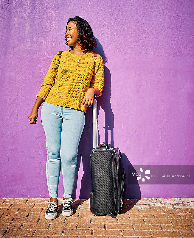 旅行，墙壁和放松的女孩与手提箱或行李箱快乐微笑，在度假，假日或旅程复制空间。年轻黑人女性在间隔年环游世界或全球与墙壁背景图片素材