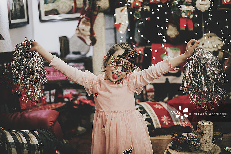 快乐的小女孩在家享受新年派对图片素材