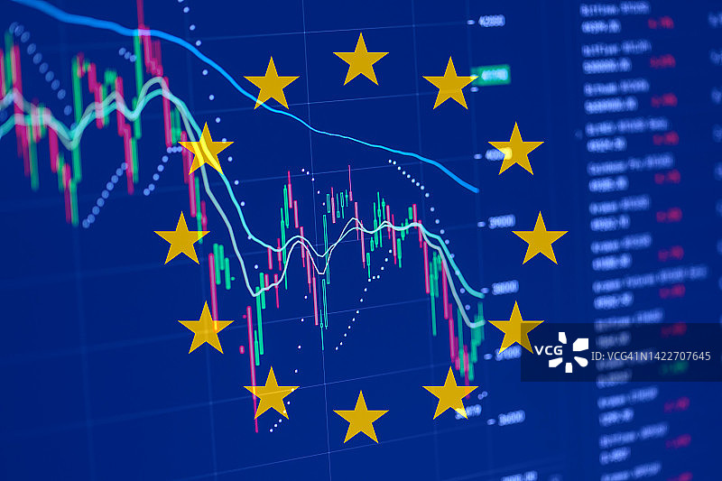 欧盟旗帜与股票图表背景。欧盟经济危机图片素材