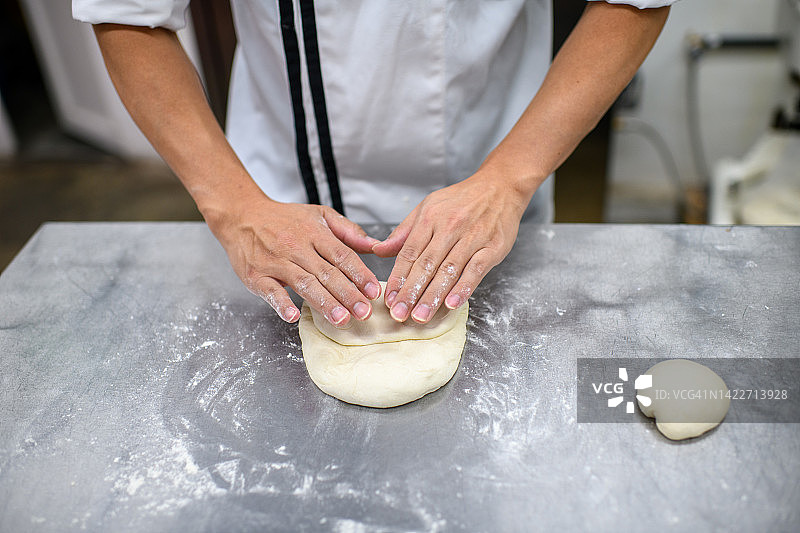 手揉酵母面团特写图片素材