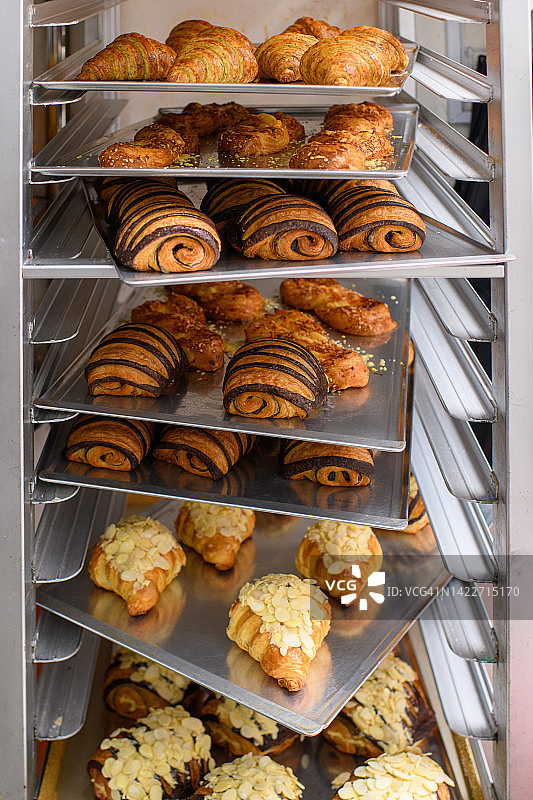 面包店的牛角面包冷却架图片素材