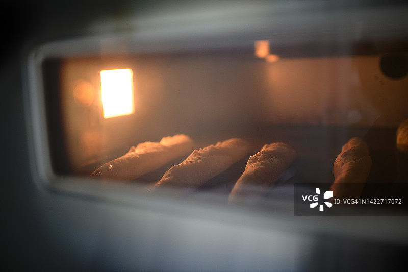 烤箱里新鲜的传统法式面包图片素材