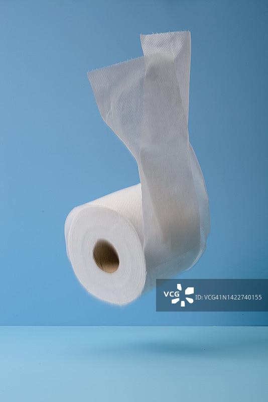 蓝色背景上的卷纸图片素材