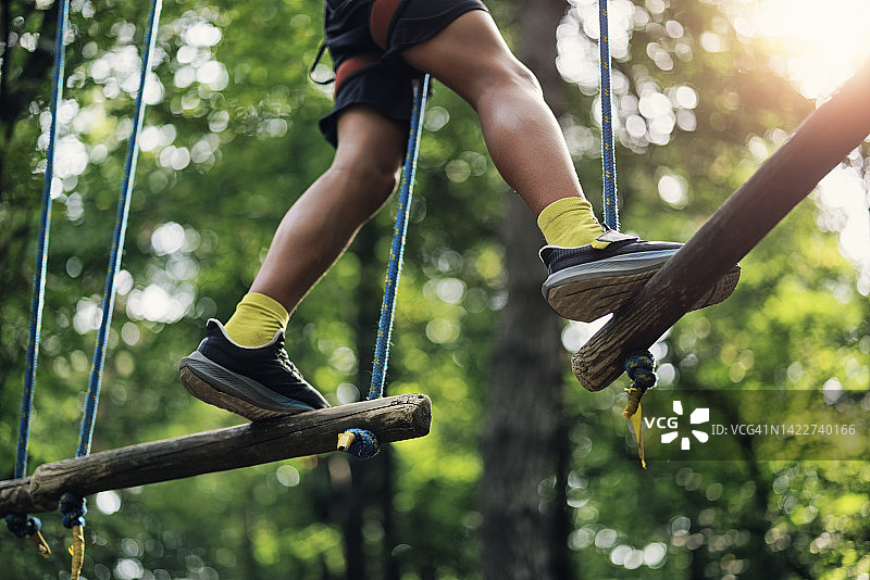 在高空绳索课程中行走的少年图片素材