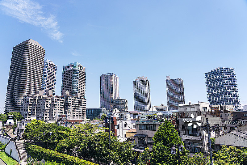 东京筑地晴空下的公寓图片素材