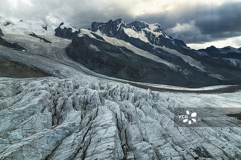 瑞士采尔马特戈尔内冰川航拍抽象细节图片素材