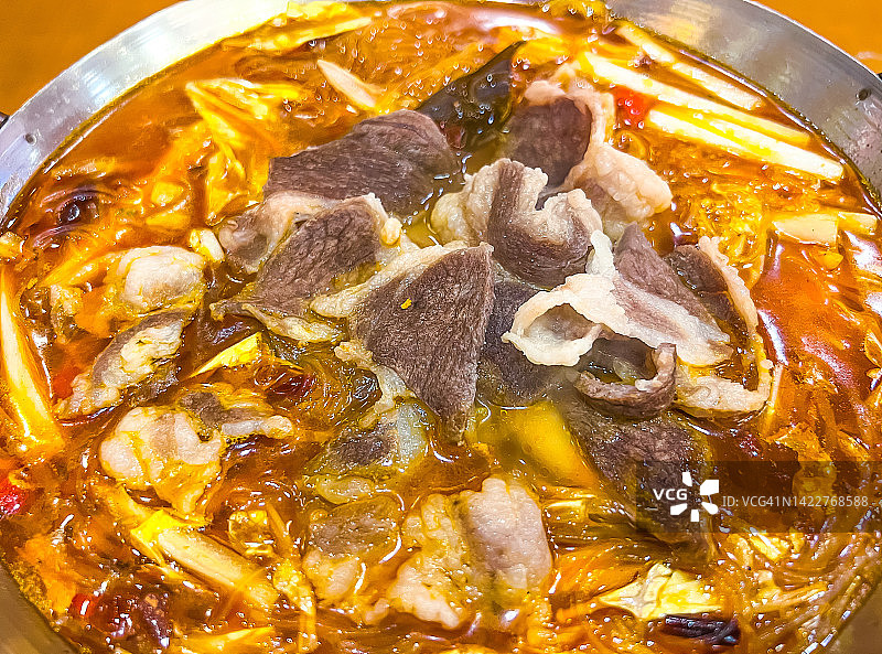 东京港式餐厅的川味麻辣羊肉火锅套餐图片素材