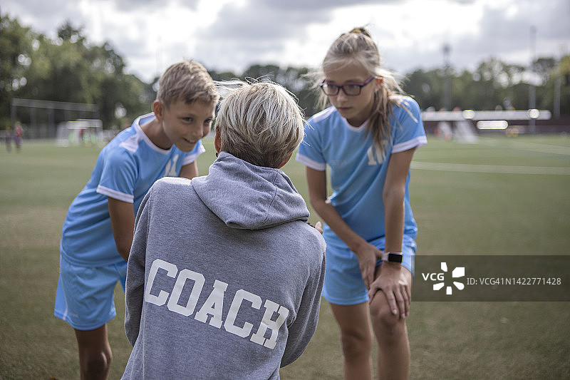 足球教练和孩子们在训练图片素材