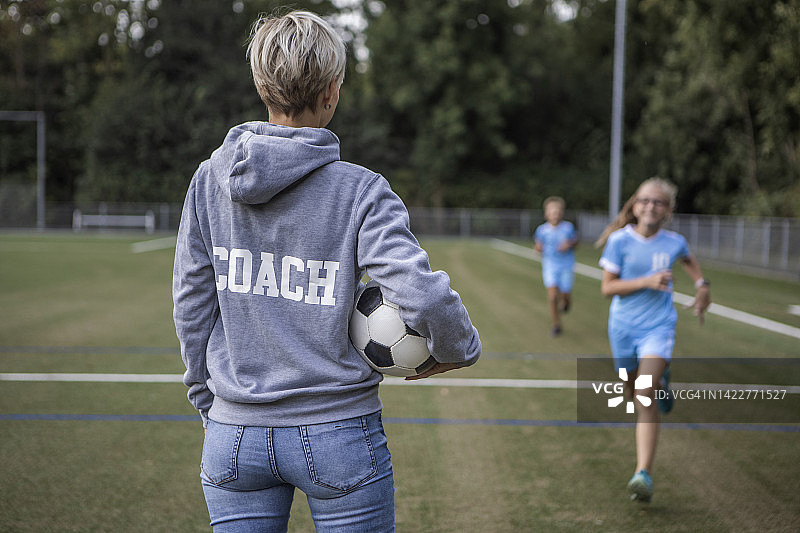 足球教练和孩子们在训练图片素材