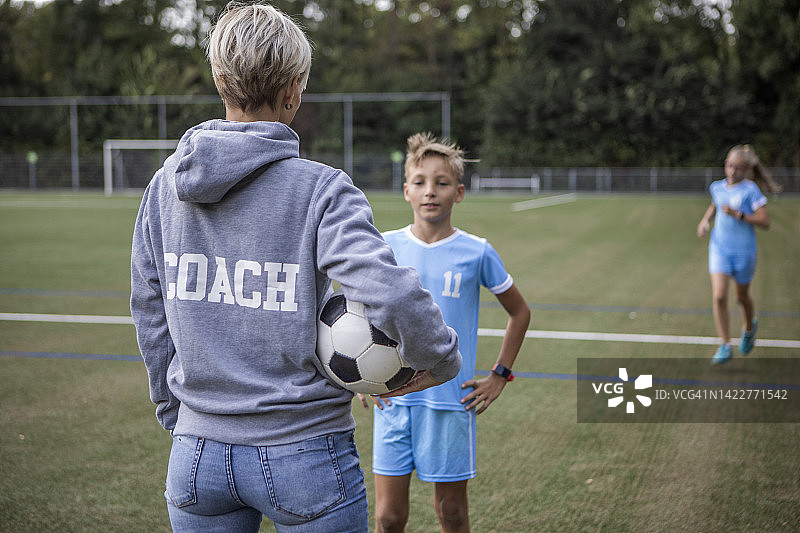 足球教练和孩子们在训练图片素材
