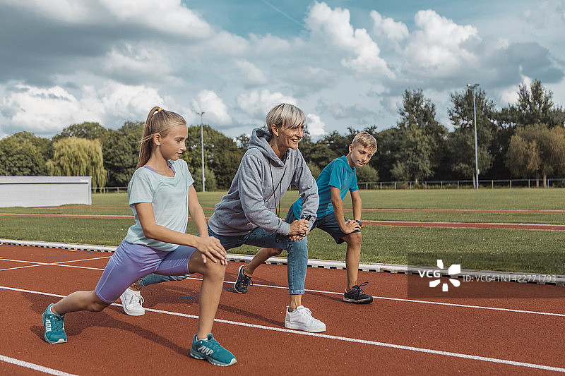 母亲作为教练与孩子们一起参加训练图片素材