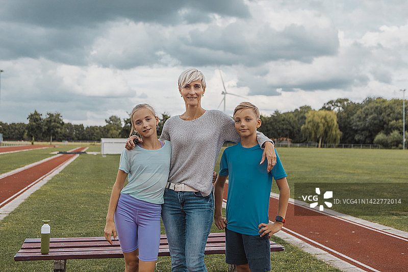 母亲作为教练与孩子们一起参加训练图片素材