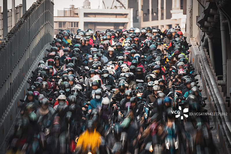 中国台湾的瀑布和电动车图片素材