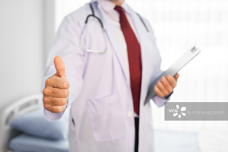 男医生竖起大拇指图片素材