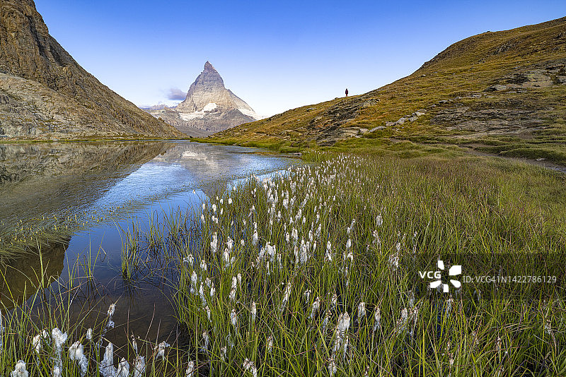 一名徒步旅行者在夏季的早晨欣赏从里弗尔湖到马特宏峰的美丽景色，地点：瑞士瓦莱州策马特图片素材