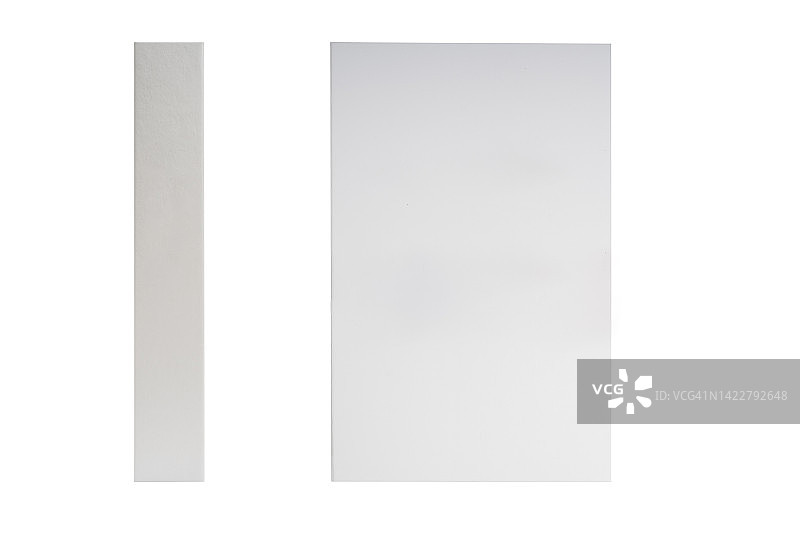 白色空白封面书本样机，白色背景上垂直闭合的书籍、杂志或笔记本图片素材