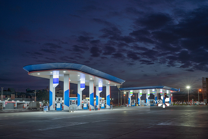 黄昏时零售加油站和便利店的横向照片图片素材