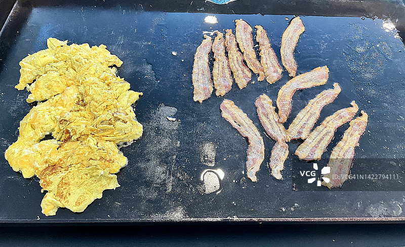 鸡蛋和培根铁板烧图片素材