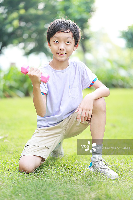 拿着哑铃的男孩图片素材