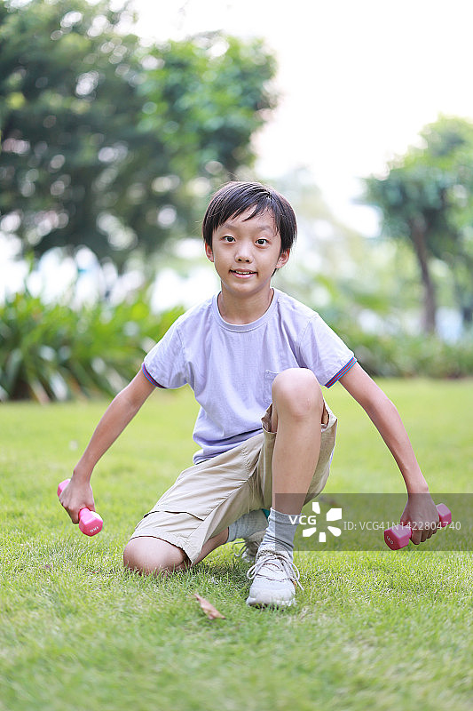 拿着哑铃的男孩图片素材