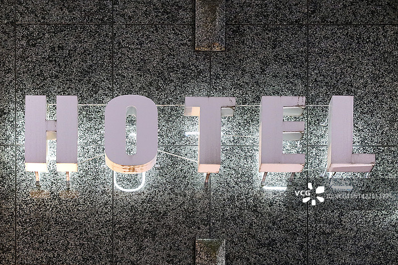 夜晚中的单个大写字母标志图片素材