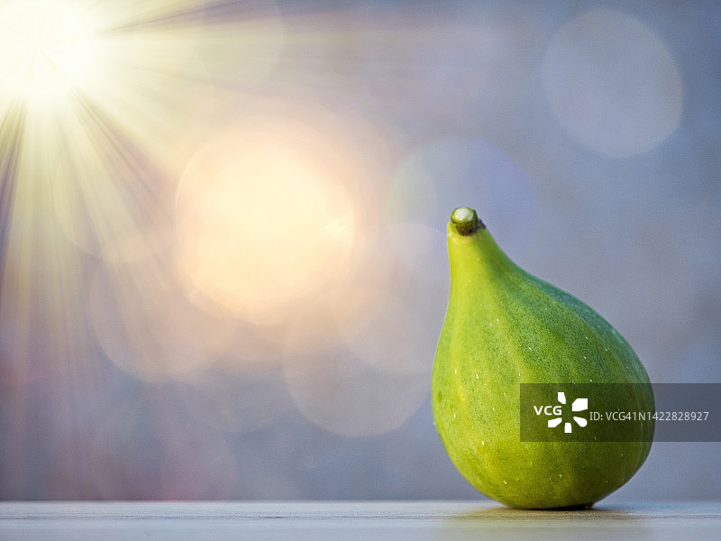 阳光照射下切成两半的成熟无花果特写图片素材