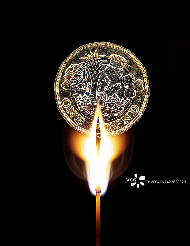 点燃天然气的火柴火焰图片素材