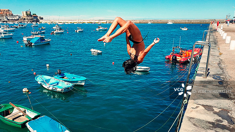 跳入海中的少女图片素材