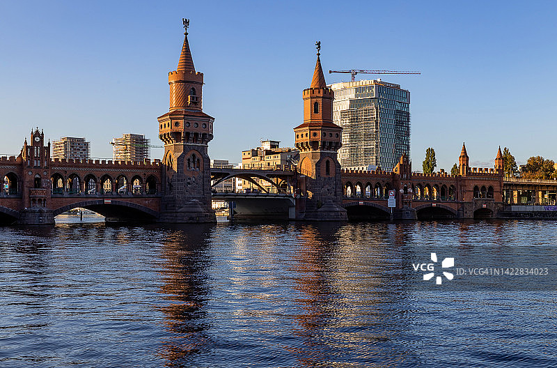 克罗伊茨贝格和弗里德里希斯海姆之间的奥伯鲍姆桥（德国柏林）图片素材