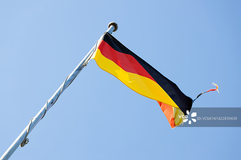 蓝天下的德国国旗图片素材