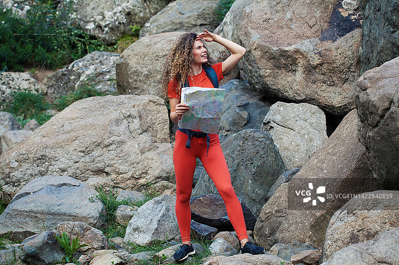 徒步者欣赏美丽的自然风光图片素材