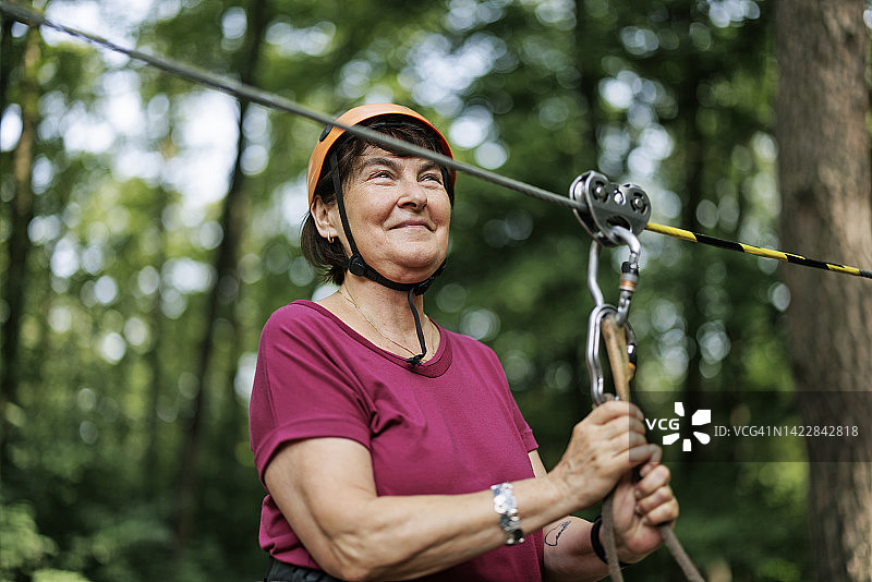 老年妇女享受在高绳课程图片素材