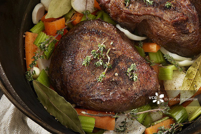 准备红酒炖牛脸颊肉图片素材