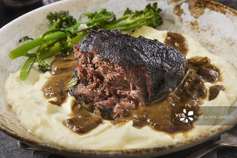 红酒炖牛脸肉配奶油土豆泥图片素材