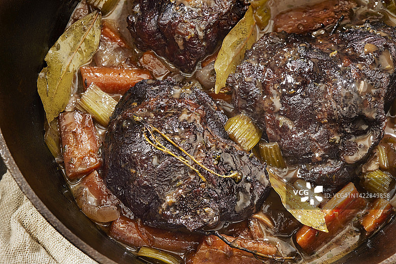 准备红酒炖牛脸颊肉图片素材