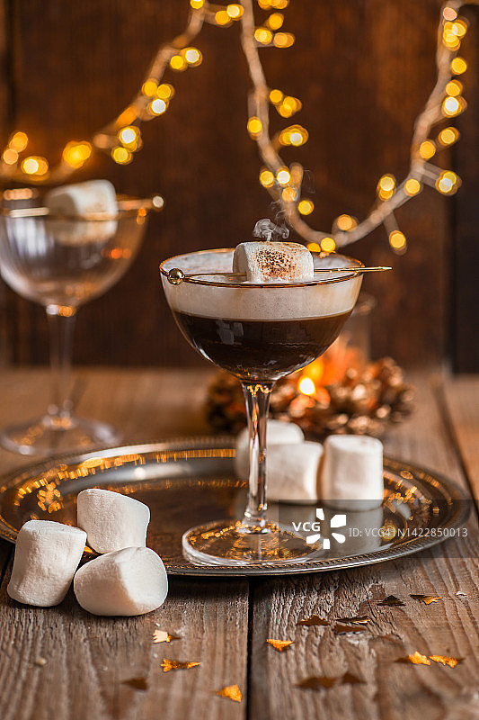节日圣诞场景中的浓缩咖啡棉花糖白色俄罗斯鸡尾酒图片素材
