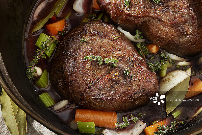 准备红酒炖牛脸颊肉图片素材