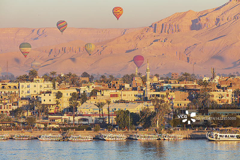 尼罗河西岸黎明时分的热气球飞行图片素材