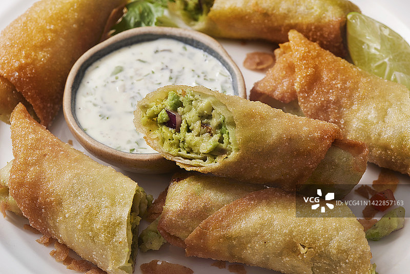 奶油牛油果春卷图片素材