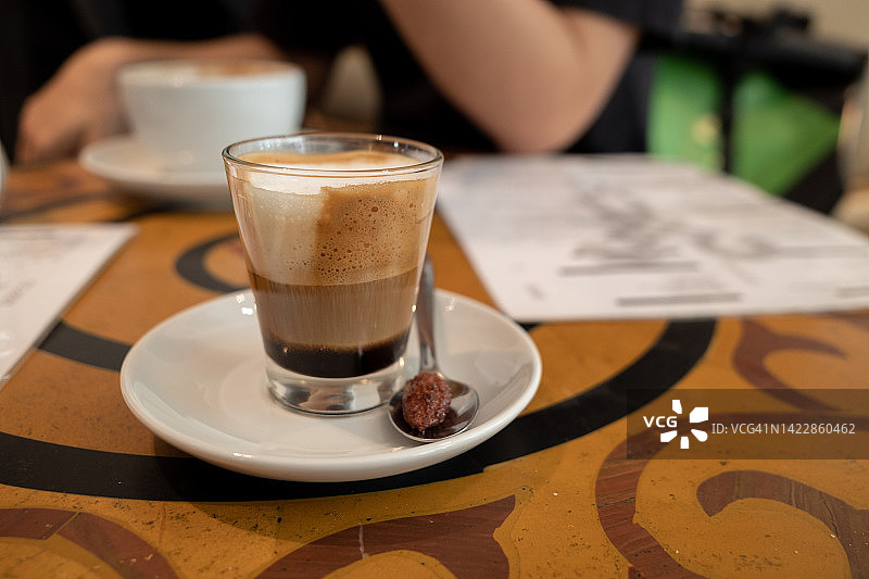 小玻璃杯装牛奶浓缩咖啡图片素材