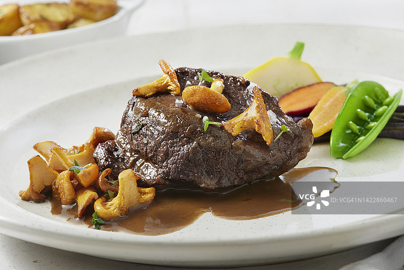 红酒炖牛脸颊肉图片素材