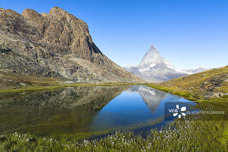 夏季清晨的利菲尔湖，背景是标志性的马特宏峰，位于瑞士瓦莱州采尔马特图片素材