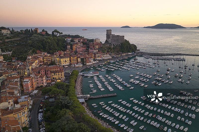 无人机拍摄的莱里奇湾夏季日落鸟瞰图，意大利图片素材