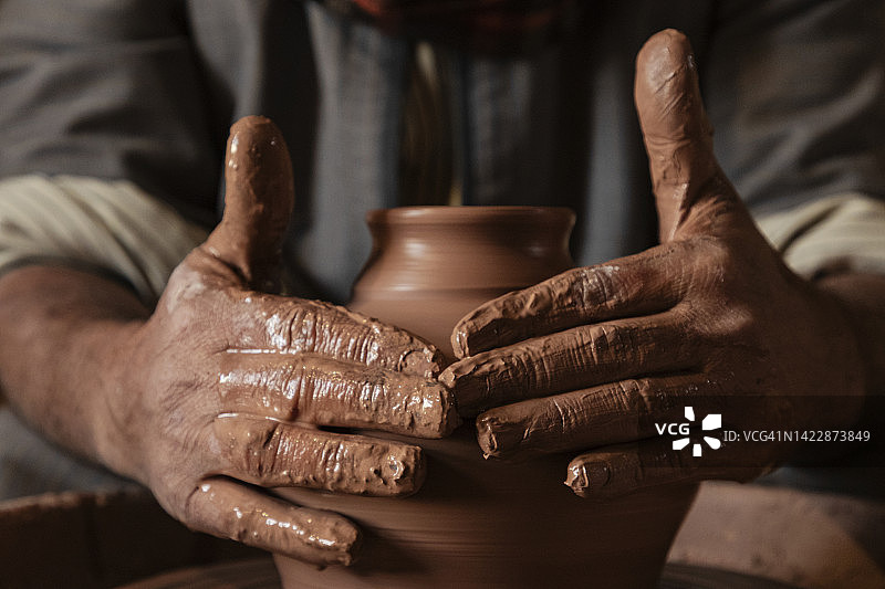 陶艺师的手图片素材