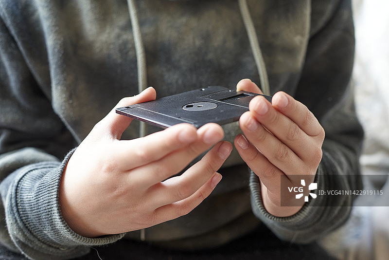 男孩拿着一张软盘图片素材